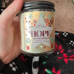 3/$30 NWT Bath And Body Works single wick in HOPE (winter peach marshmallow)